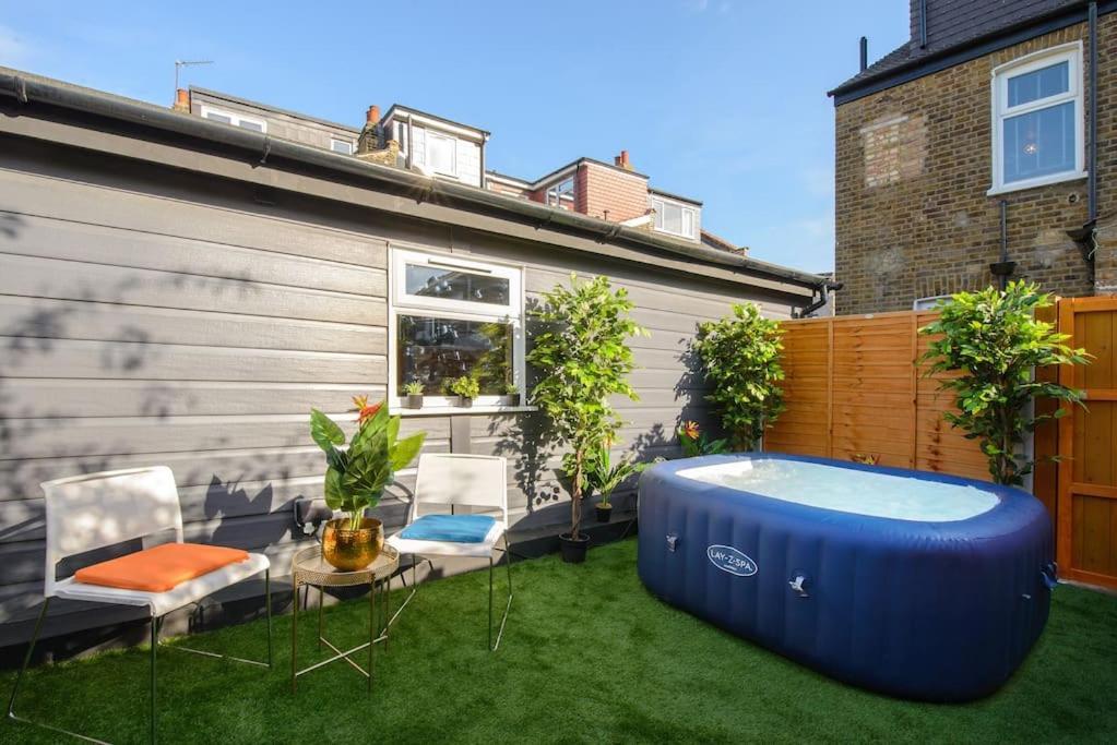 Luxury Versace 2 Bed, Hot Tub, Pool Table, Sky Tv Apartment London